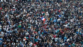 Une foule réunie à Paris, place de la République, au soir du 2e tour des élections législatives le 7 juillet 2024.