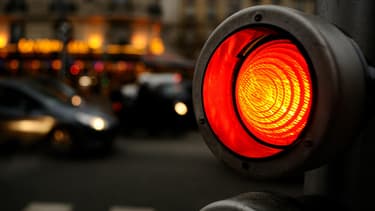 Dès que la pluie tombe, il ne faut que quelques secondes au feu pour passer au rouge pour les voitures, et au vert, pour la piste cyclable.