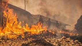 Des pompiers marocains, le 14 juillet 2022, luttant contre un incendie dans le nord du Maroc