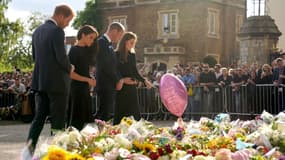 Harry, Meghan, William et Kate, réunis devant le château de Windsor pour admirer les fleurs déposées en l'honneur de la reine Elizabeth II, le 10 septembre 2022