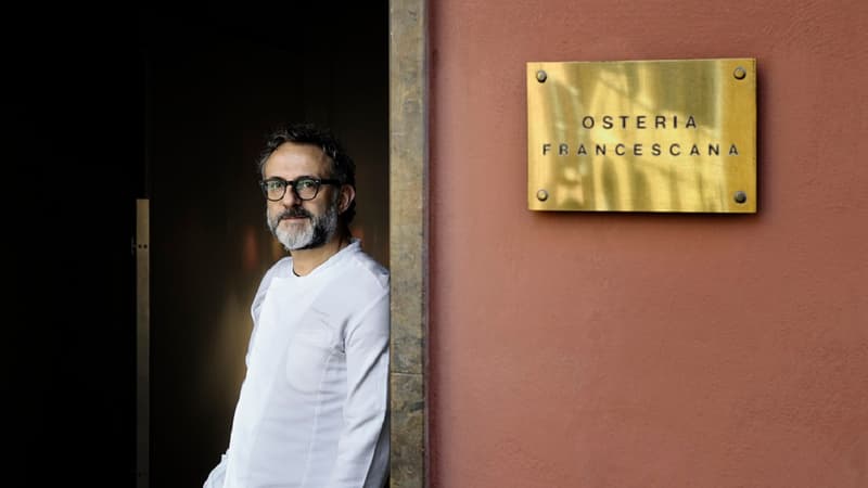 Massimo Bottura pose devant l'Osteria Francescana de Modena, classé meilleur restaurant du monde en 2016.