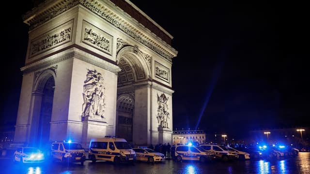 Des policiers se sont réunis lundi au pied de l'Arc de Triomphe pour protester contre les propos d'Emmanuel Macron.