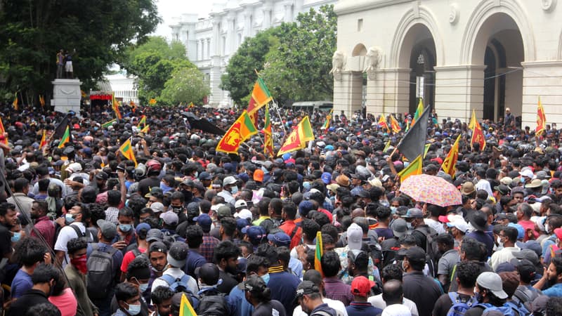 Le président du Sri Lanka en fuite, son palais envahi par des manifestants