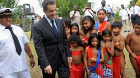 Nicolas Sarkozy à Talwen, un village du sud-ouest de la Guyane. Nicolas Sarkozy a entamé samedi en Guyane une visite de deux jours au goût de campagne électorale, une semaine après la venue dans ce département français d'outre-mer (DOM) du candidat social