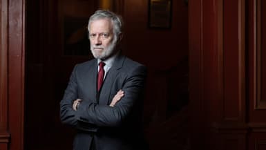 L'acteur français Francis Huster pose au Théâtre Antoine lors d'une séance photo à Paris, le 28 janvier 2026.
