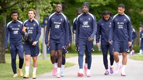 Plusieurs joueurs de l'équipe de France marchent avec le sourire pendant la préparation de l'Euro à Clairefontaine, mai 2024
