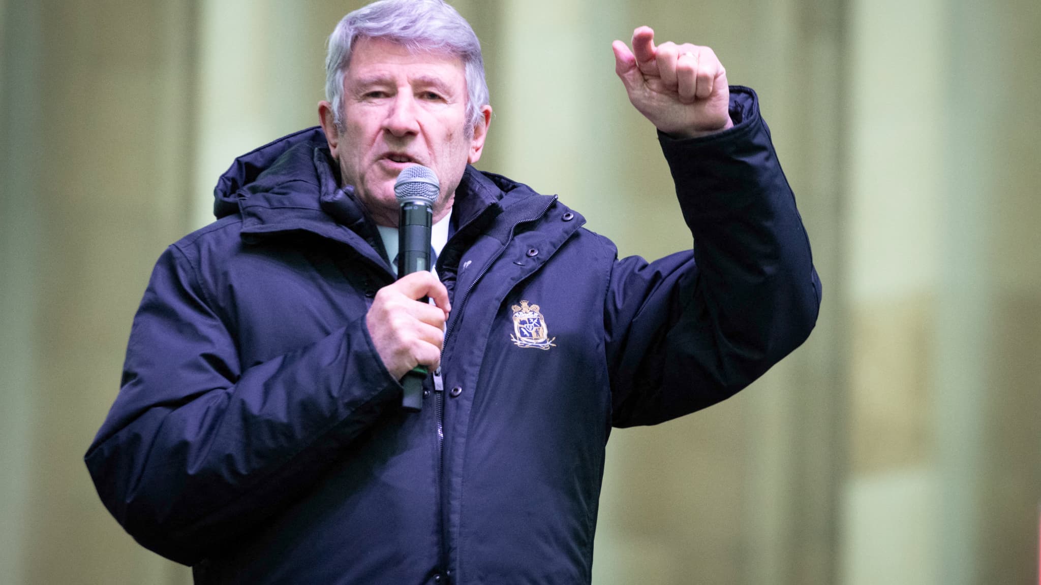 LIENS AVEC L'EXTRÊME DROITE, PAS DE VÉRIFICATION... POURQUOI LA PÉTITION DE PHILIPPE DE VILLIERS SUR L'IMMIGRATION EST INCOMPARABLE AVEC CELLE SUR LA LOI DUPLOMB