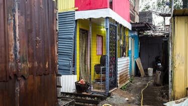 Habitations dans un quartier de Cayenne, en Guyane, le 6 avril 2017.
