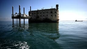 Une barge effectue des travaux de terrassement à proximité du Fort Boyard qui menace de s'écrouler, au large de l'île d'Aix dans l'océan Atlantique, le 16 juillet 2025 en Charente-Maritime.