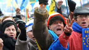 Des manifestants pro-européens dimanche à Kiev.