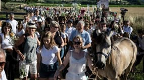 Un millier de personnes vêtues de blanc ont marché en silence dans le village de Cessé, en Saône-et-Loire, le 13 juin 2022, en hommage à Emma, adolescente de 13 ans poignardée