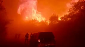 Tempête Ciara: les images impressionnantes des flammes attisées par les vents violents en Corse