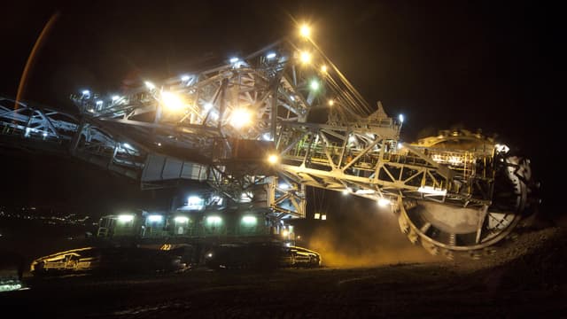 Malgré la forte baisse des cours, les grands miniers continuent à investir.