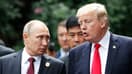 Le président américain Donald Trump (à droite) et le président russe Vladimir Poutine discutent alors qu'ils se dirigent vers la « photo de famille » lors du sommet des dirigeants de la Coopération économique Asie-Pacifique (APEC) dans la ville centrale vietnamienne de Danang, le 11 novembre 2017. 