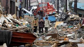Kamaishi, dans la préfecture de Iwate. Le bilan officiel du séisme et du tsunami qui ont dévasté vendredi 11 mars la côte nord-est du Japon dépasse désormais les 20.000 morts et disparus. /Photo prise le 20 mars 2011/REUTERS/Lee Jae-Won