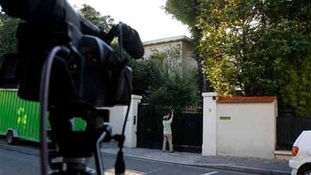 Devant le domicile de Liliane Bettencourt à Neuilly-sur-Seine. Une série de perquisitions ont été menées lundi dans l'affaire Bettencourt, dont l'une, au domicile de Liliane Bettencourt, a été présentée par le parquet comme une visite de police. /Photo pr