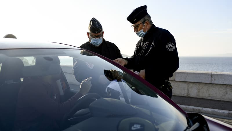 Des policiers contrôlent les attestations à Marseille le 31 octobre 2020.