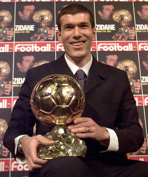 Zinédine Zidane recevant le Ballon d'or, le 21 décembre 1998