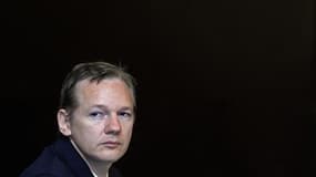La justice britannique examinera jeudi l'appel du parquet contre la décision d'un juge londonien de libérer sous caution le fondateur de WikiLeaks, Julian Assange, selon une source judiciaire. /Photo prise le 23 octobre 2010/REUTERS/Luke MacGregor