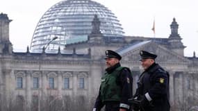 Des policiers en patrouille devant le Reichstag. Les autorités allemandes ont décidé de relever mercredi le niveau d'alerte en matière de sécurité après avoir découvert l'existence d'un projet d'attentat visant le bâtiment historique, qui abrite à Berlin