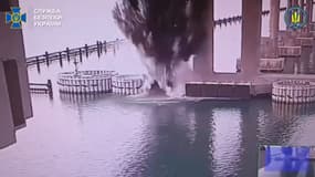 Une image diffusée par le service de sécurité ukrainien (SBU) montre une explosion près d'un pilier du pont de Kertch en Crimée, le 3 juin 2025