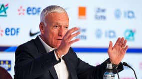 Didier Deschamps en train de faire de grands gestes pendant une conférence de presse des Bleus, le 7 novembre 2024