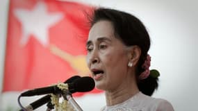 La chef de l'opposition birmane Aung San Suu Kyi dans la banlieue de rangun en Birmanie, le 21 août 2015