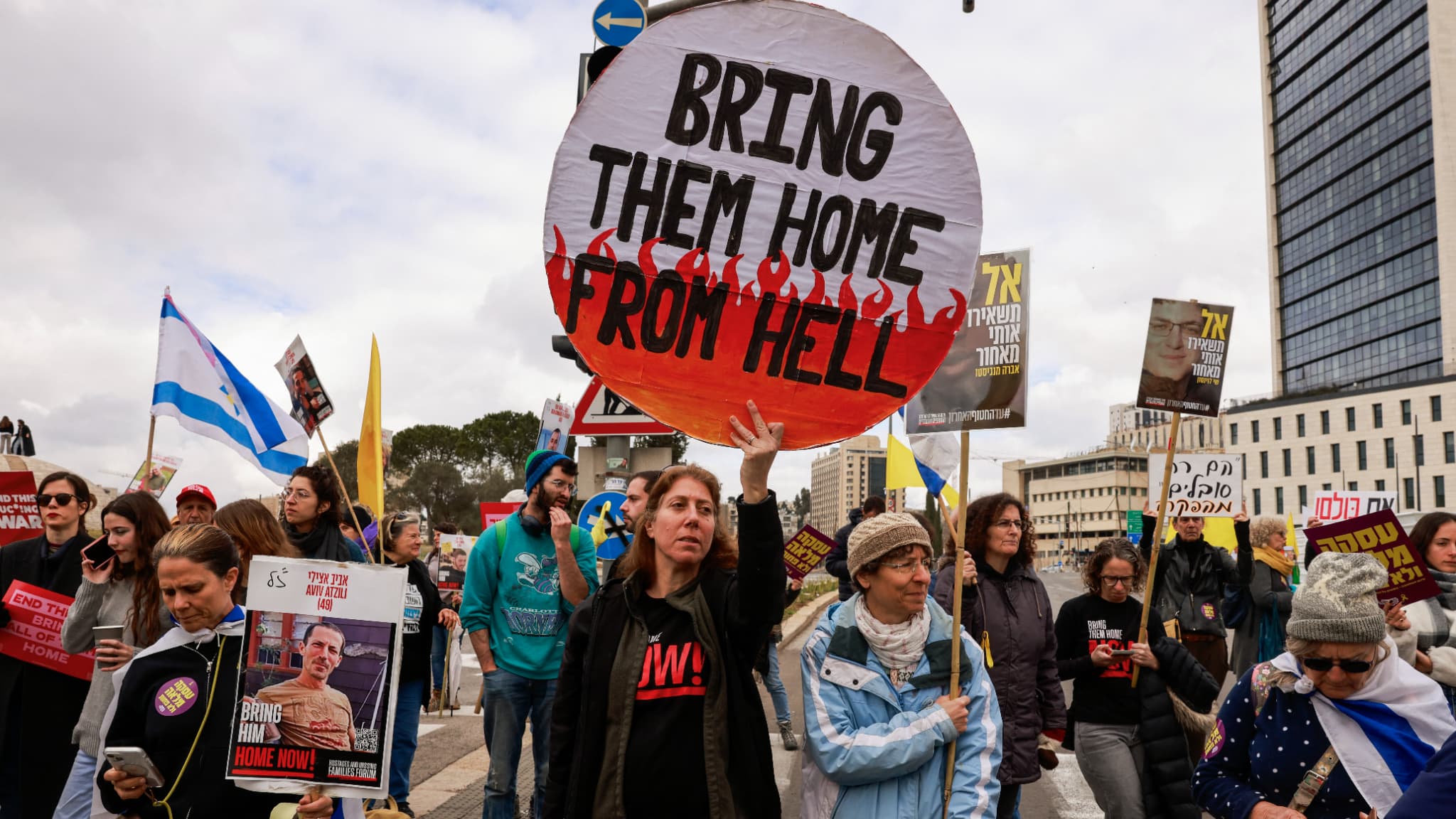 Des proches des Israéliens retenus en otage dans la bande de Gaza depuis octobre 2023 brandissent des pancartes et des drapeaux lors d'un rassemblement appelant à conclure l'accord d'échange avec le groupe palestinien Hamas pour ramener les captifs restants, devant le bureau du Premier ministre à Jérusalem. Le 11 février 2025. (Photo d'illustration) Des proches des Israéliens retenus en otage dans la bande de Gaza depuis octobre 2023 brandissent des pancartes et des drapeaux lors d'un rassemblement appelant à conclure l'accord d'échange avec le groupe palestinien Hamas pour ramener les captifs restants, devant le bureau du Premier ministre à Jérusalem. Le 11 février 2025. (Photo d'illustration)