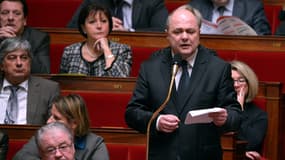 Bruno Le Roux donne un dscours au milieu de son groupe parlementaire à l'Assemblée en 2012.