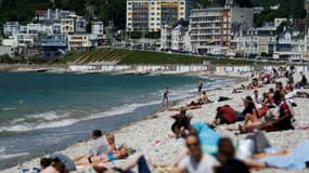Des personnes bronzent au soleil, le 27 mai 2017 sur une plage du Havre. 