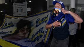 Un fan de Diego Maradona devant la clinique où il est hospitalisé