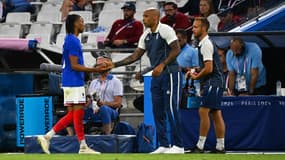 Michael Olise serre la main de son coach Thierry Henry, le 24 juillet 2024, face aux Etats-Unis
