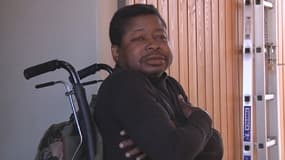 Albert Ganafara, sur le palier de son appartement qu'il n'a pas quitté depuis décembre.