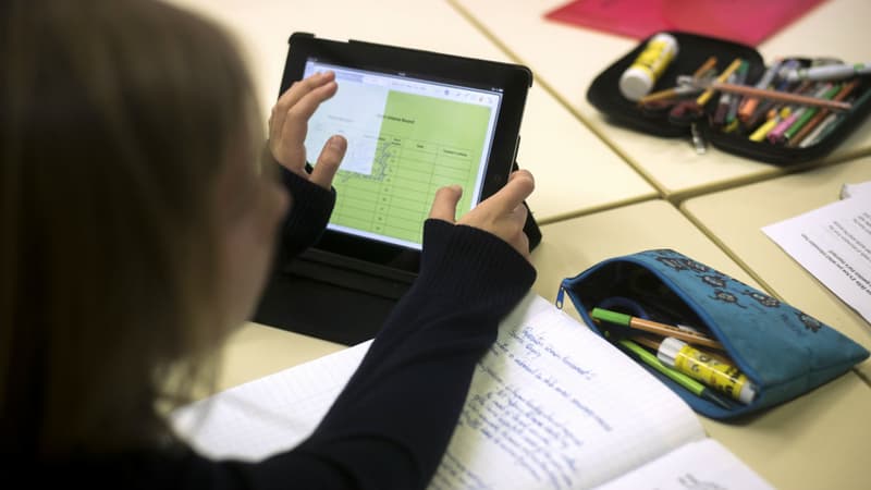 Une écolière avec une tablette (photo d'illustration) 