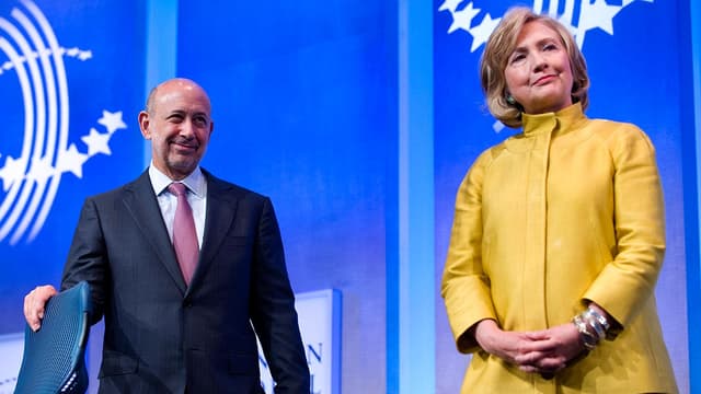 Hillary Clinton en compagnie du PDG de la banque Goldman Sachs, Lloyd Blankfein, à l'occasion d'une conférence en septembre 2014.
