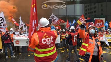 Plus d'une centaine de salariés du groupe Suez -400 selon la CGT- ont manifesté ce mardi devant la Tour Engie de la Défense à l'appel de l'intersyndicale pour protester contre l'OPA projetée par Veolia
