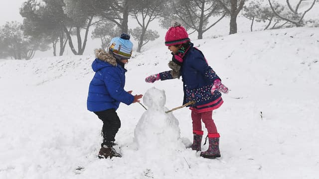 Des enfants jouent sous la neige, ce samedi 2 décembre, près de la route de la Gineste, entre Marseille et Cassis, dans les Bouches-du-Rhône.