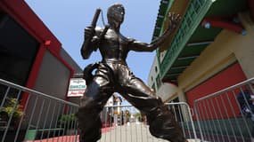 Une statue de l'acteur et spécialiste des arts martiaux Bruce Lee, exposée temporairement dans le quartier de Chinatown à Los Angeles le 16 juin 2013.