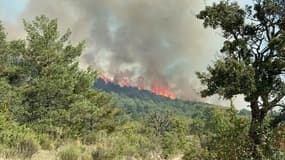 Un feu d'espace naturel sur la commune de La Rochette (Alpes-de-Haute-Provence) le vendredi 6 octobre 2023.