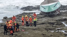 Secouristes à côté de l'épave des trois sauveteurs en mer morts vendredi 7 juin 2019