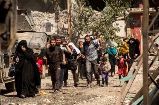 Des habitants fuient les combats entre les forces irakiennes et les jihadistes de l'EI, le 17 mai 2017 à Mossoul-Ouest Des habitants fuient les combats entre les forces irakiennes et les jihadistes de l'EI, le 17 mai 2017 à Mossoul-Ouest