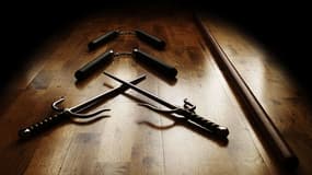 Des armes traditionnelles orientales, dont deux nunchaku. (Photo d'illustration)