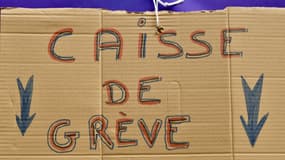 Un carton indiquant la présence d'une "caisse de grève" lors d'une manifestation contre la réforme des retraites.