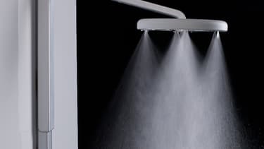 Ce pommeau de douche réduit de 70% la consommation d'eau lors d'une douche.