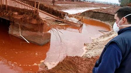 Boue rouge toxique déversée dans le village de Kolontar, dans l'ouest de la Hongrie. Les autorités hongroises ont déclaré l'état d'urgence mardi dans trois comtés de cette région, au lendemain d'un accident industriel qui a provoqué la mort d'au moins qua