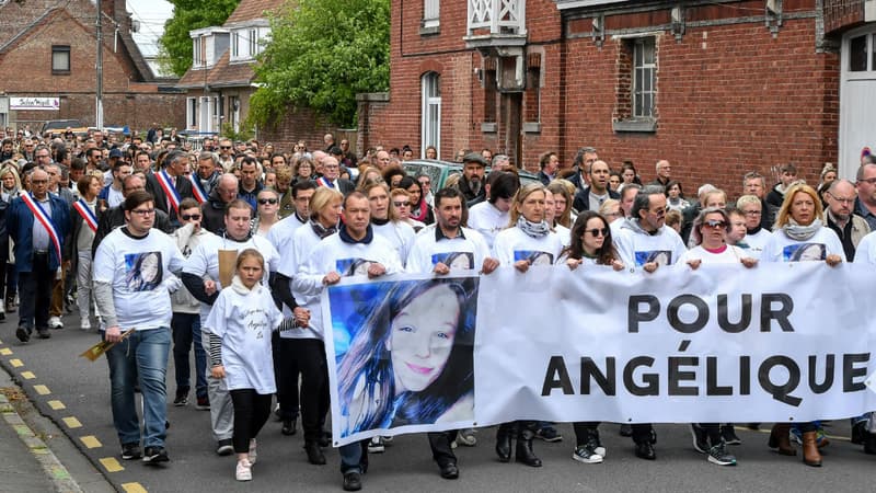 Des centaines de personnes défilent lors d'une marche blanche le 1er mai 2018 en hommage à la jeune Angélique, tuée fin avril à Wambrechies dans le Nord.