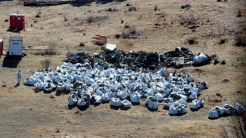 Des sacs contenant des débris de l'A320 de la Germanwings, photographiés le 13 avril 2015. 