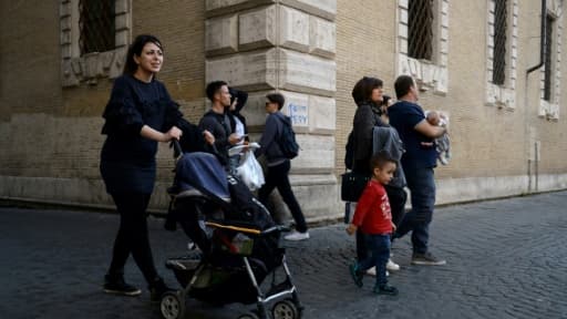 Nour, une réfugiée syrienne qui faisait partie des 12 Syriens ramenés par le pape François de Lesbos, et son fils Riad, le 5 avril 2017 à Rome