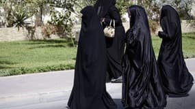 Image d'illustration de femmes marchant en Iran, le 14 juin 2013