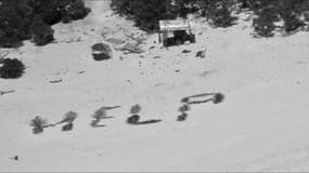 Le message formé par les naufragés photographié par un appareil survolant l'île de Pikelot le lundi 8 avril 2024. 